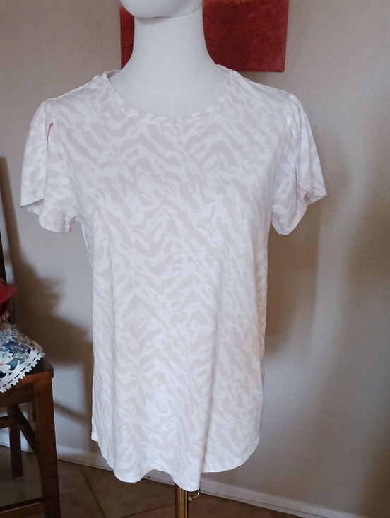 Nine West Tops - Nine West Pale Pink Patterned Short Sleeve Tee